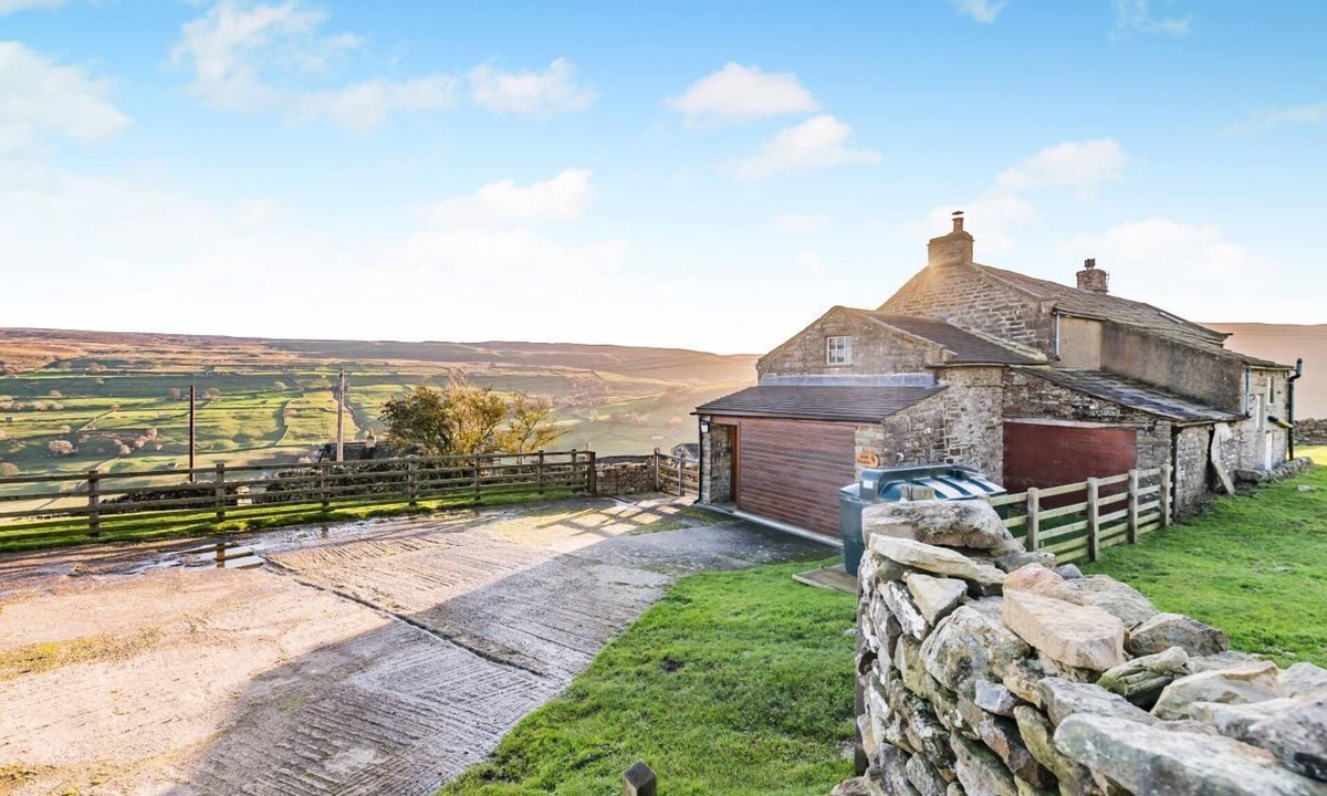 Fremington Cottage | 3 Bed in Low Row (oc-h34097)