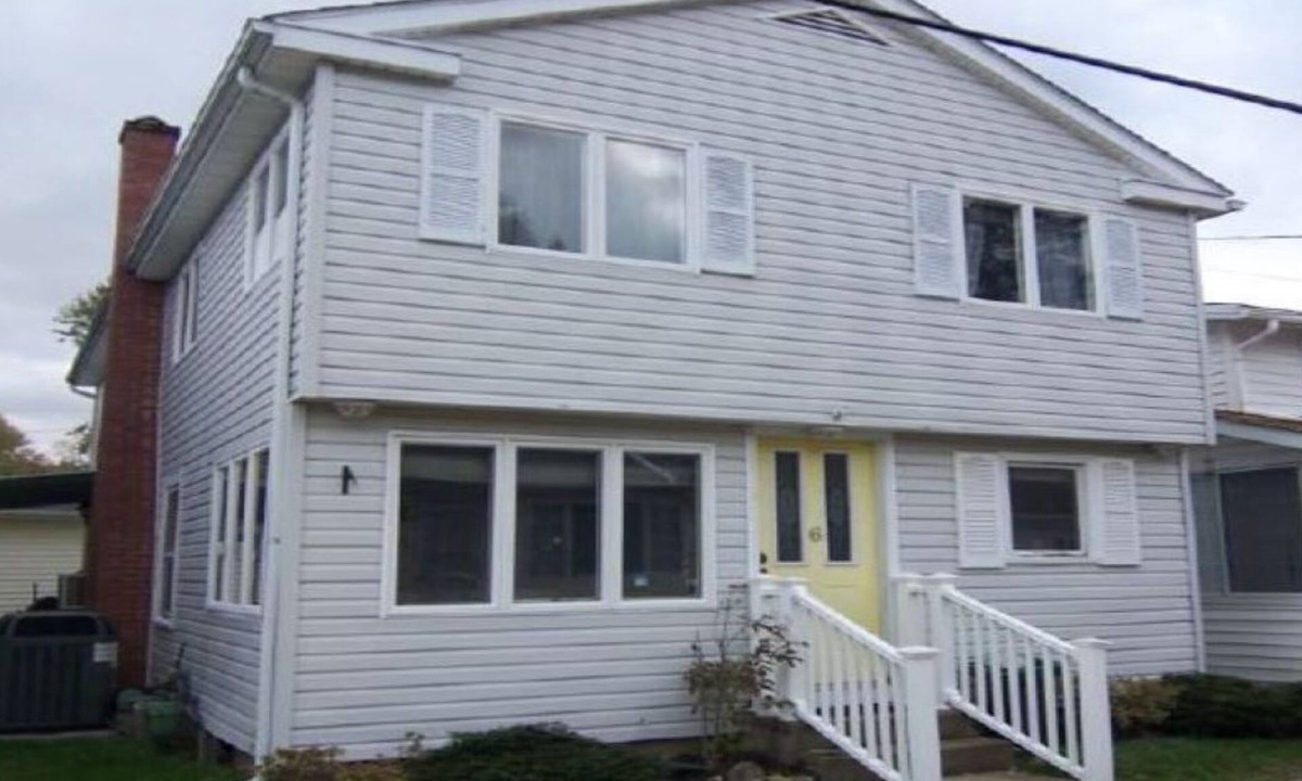 Ashtabula House | 3 Bedroom 2 Bath Cottage Lake Erie View near Geneva-on-the-Lake and Ashtabula