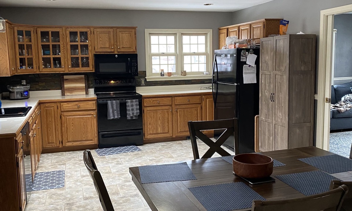 Oshkosh House | 3 bedroom/2 bath home; close to EAA. Large kitchen and outside deck area
