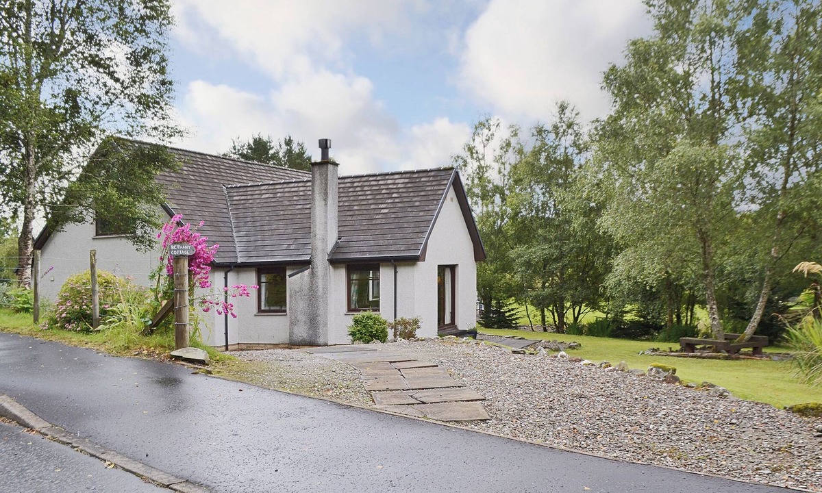 Strathblane Cottage | 3 bedroom accommodation in Brig O&rsquo;Turk, near Callender