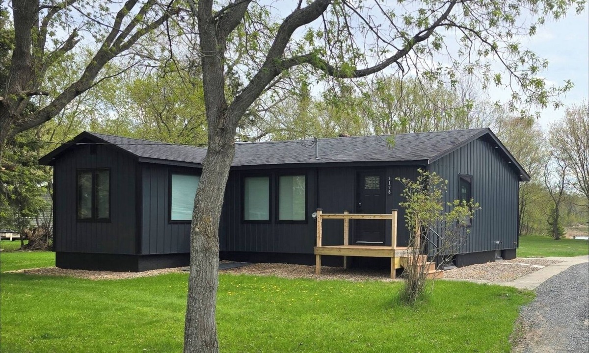 International Falls Cabin | 3-bedroom cabin by Rainy Lake with Hot Tub.