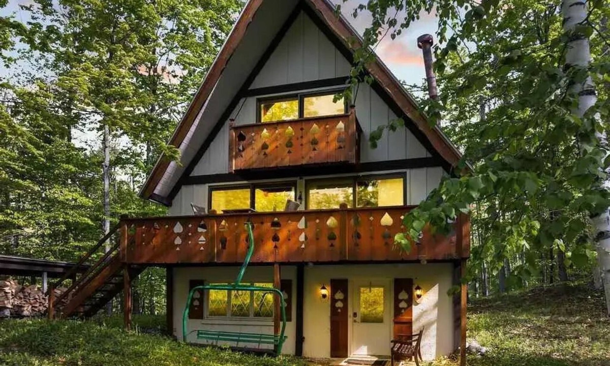 Harbor Springs Ski Chalet | 3-bedroom chalet plus XL loft & hot tub,next to NubsNob, sleeps 12