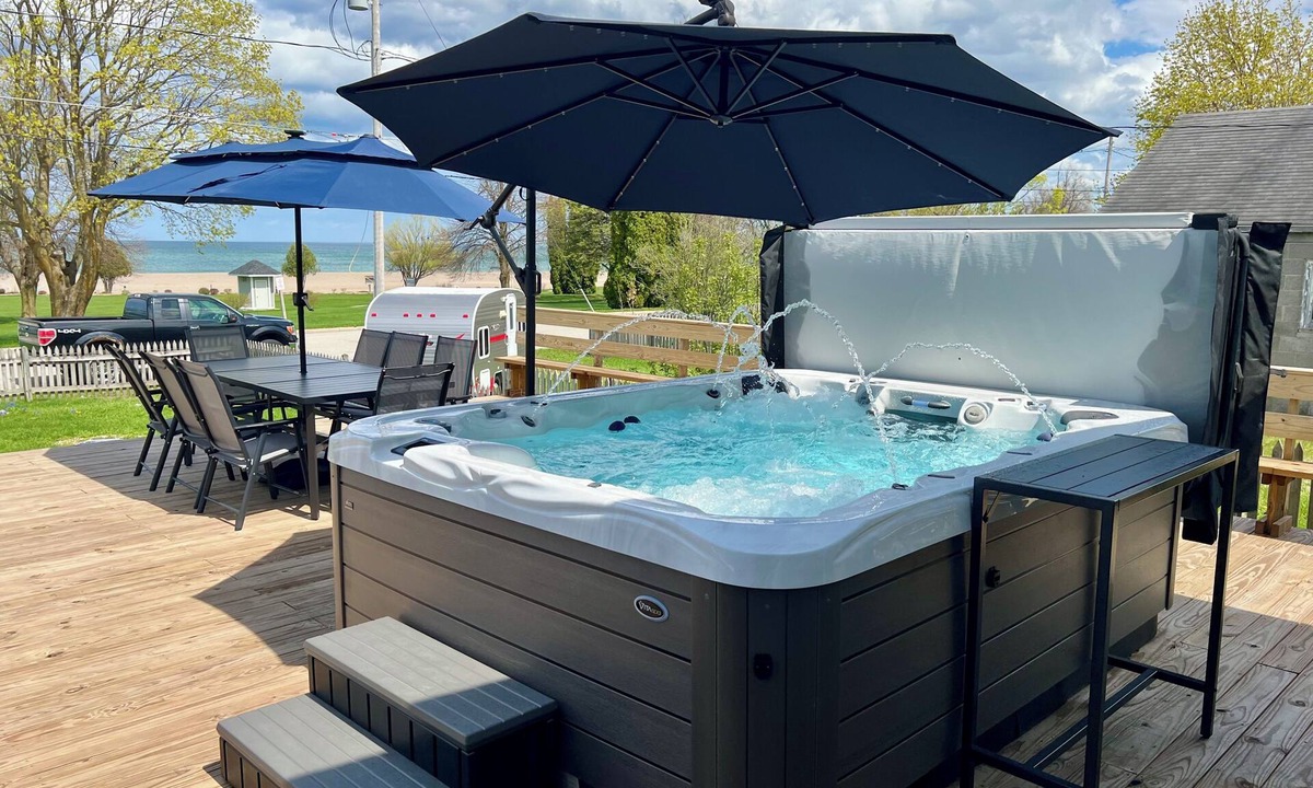 Rogers City House | 3 Bedroom House In Rogers City With Huge Deck/Hot Tub Right Next to Lake Huron!