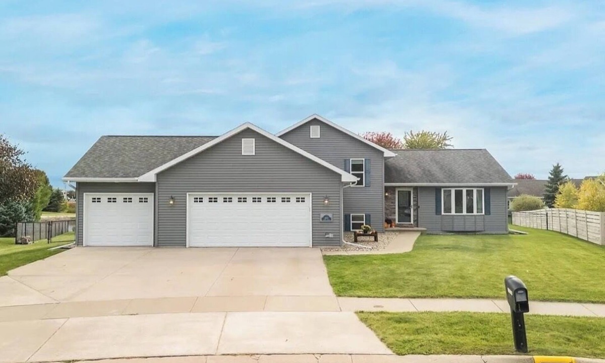 Omro House | 3-bedroom house with Fishing Pond! Only 11 miles from EAA grounds!