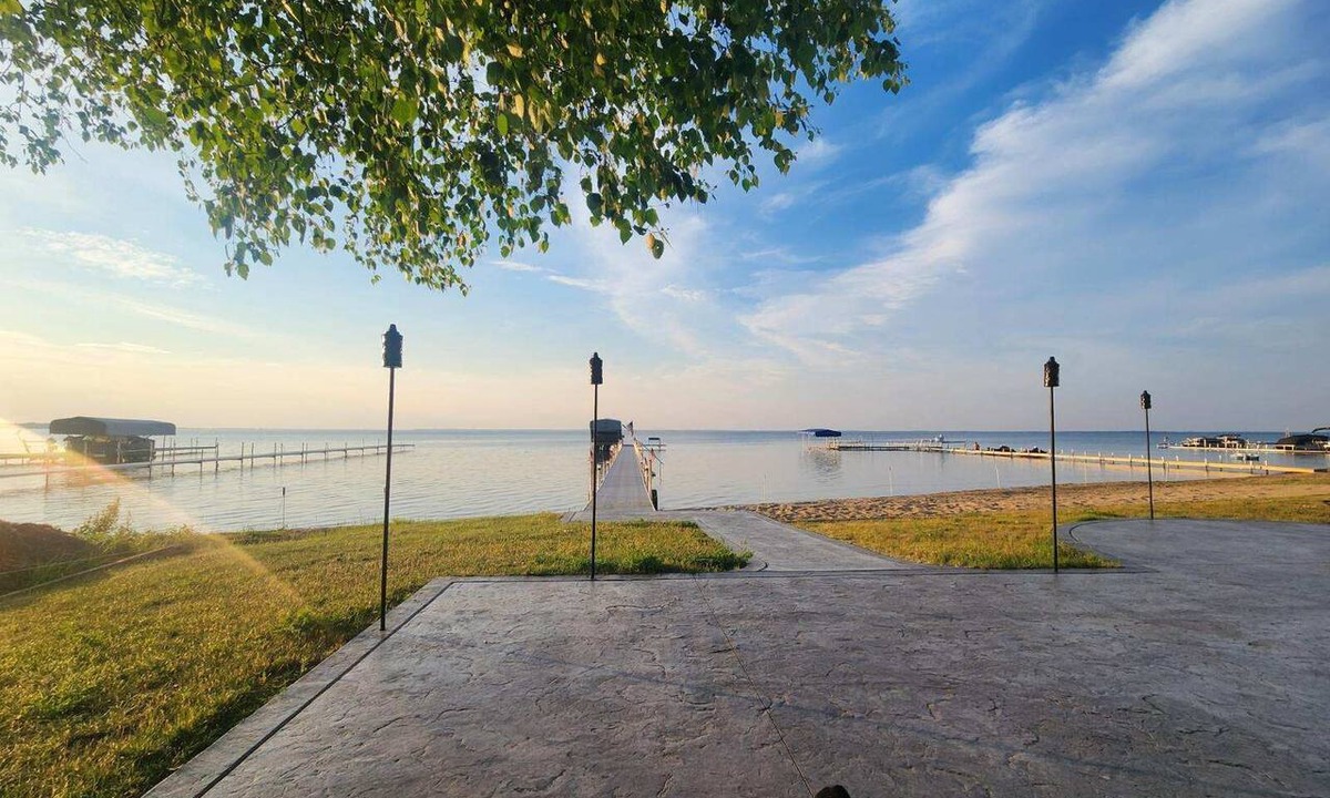 Moorestown House | 3 bedroom Lakefront living at its best! - Houghton Lake