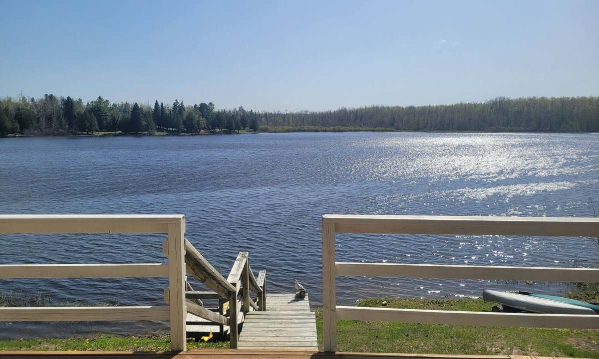 Millersburg Cottage | 3-bedroom lakefront cottage in Ocqueoc with AC