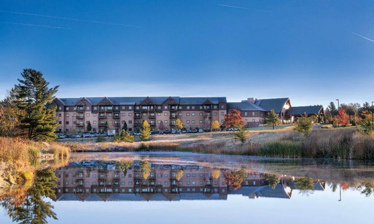 Lake Delton Resort | 3 Bedroom Presidential at Glacier Canyon Lodge! Waterpark included!
