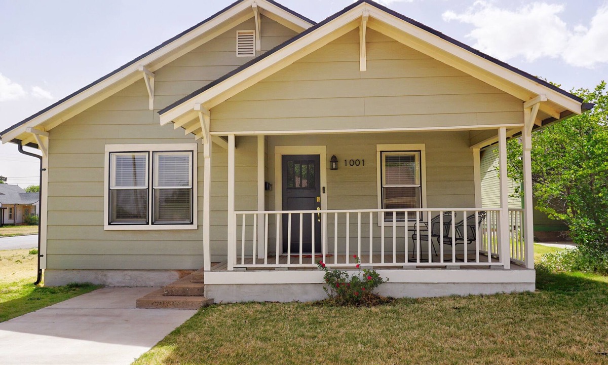 Plainview House | 3-bedroom spacious house in Plainview close to town’s University and hospital.