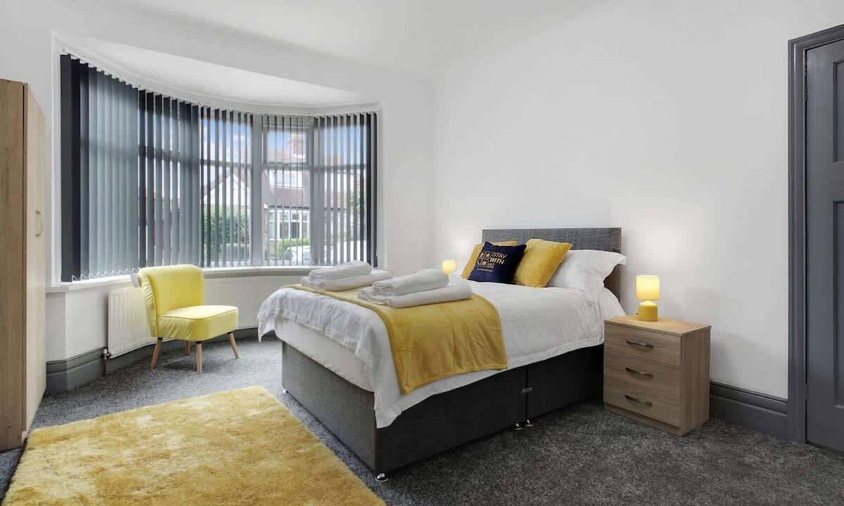 Fenham House | 3 Bedroom With Backyard, 10 Min to City Centre