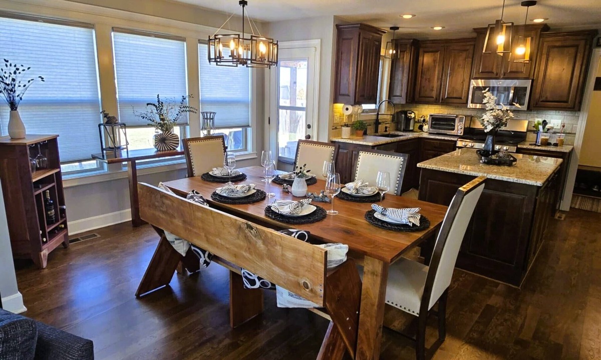 Peculiar House | 3 Bedroom with Oasis Patio, under 30 minutes to World Cup
