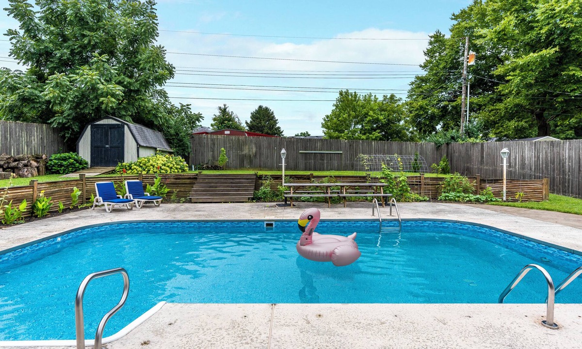 Lexington House | 3 BR 2 bath 5 beds! sleeps 8. Pool, hot tub oasis in LEX