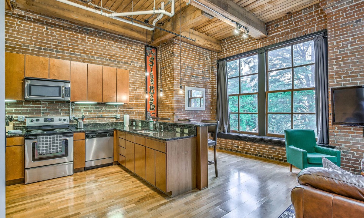 Downtown West Apartment | 3 BR Loft✦Sleeps 6✦Park View✦Walk to Attractions