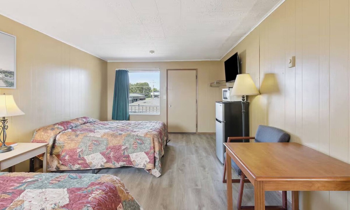 Shields Hotel | 3 Comfortable Double Queen Rooms Perfect for Conference Attendees