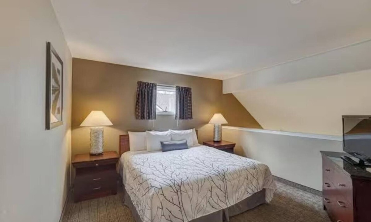 Urbana Hotel | 3 Homey Rooms w/Kitchen and Free Breakfast Near Downtown Champaign