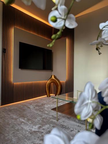 East Allegheny Apartment | 3 KING Beds Free parking Stay close and stay cozy