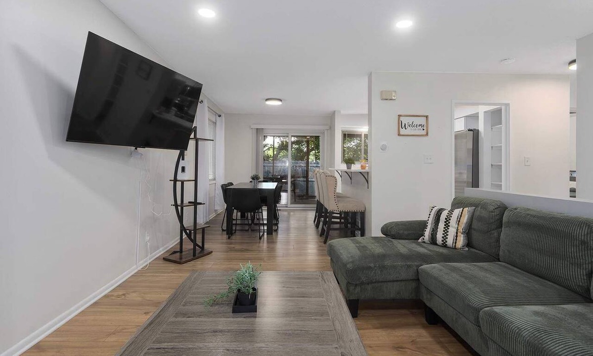 Lenexa House | 3 King Beds | Sleeps 8 | Near Oak Park Mall