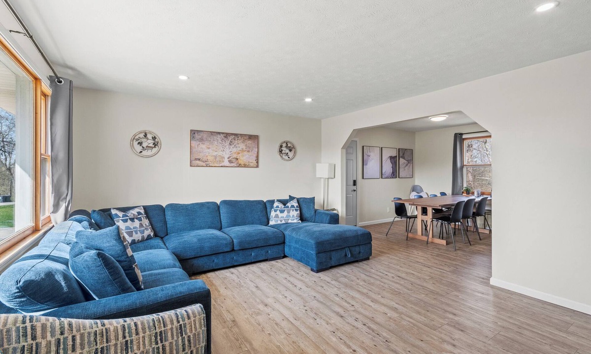 Williamstown House | 3 Miles to Ark! Basement Playroom with Video Arcade!