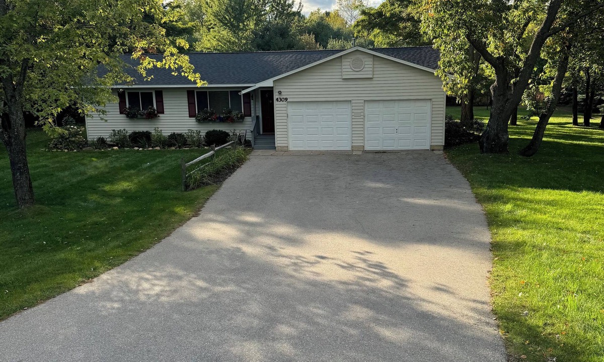 Traverse City House | 3 minutes from Taylor Park on Long Lake. Close to Sand Dunes, wineries , TC.