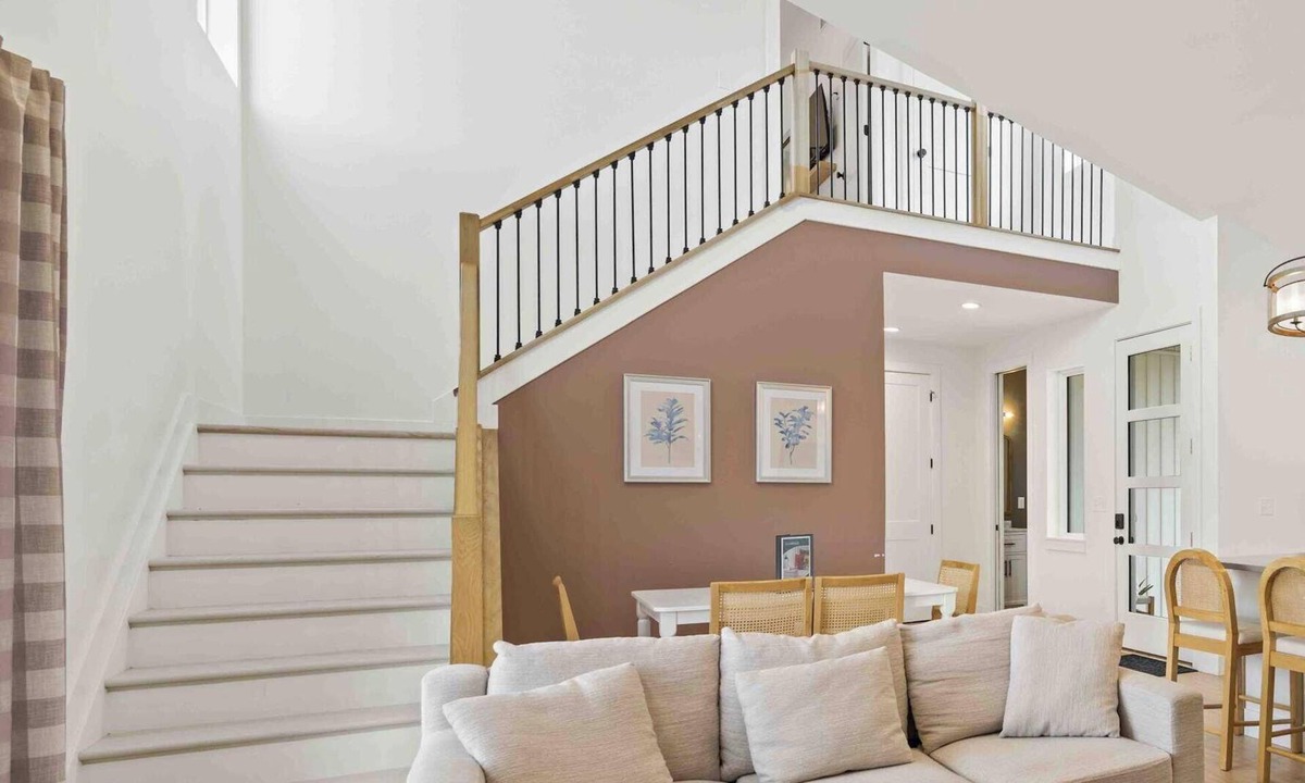 Dry Ridge House | 3-story home for 12 Near Ark w/Hot Tub & Parking!