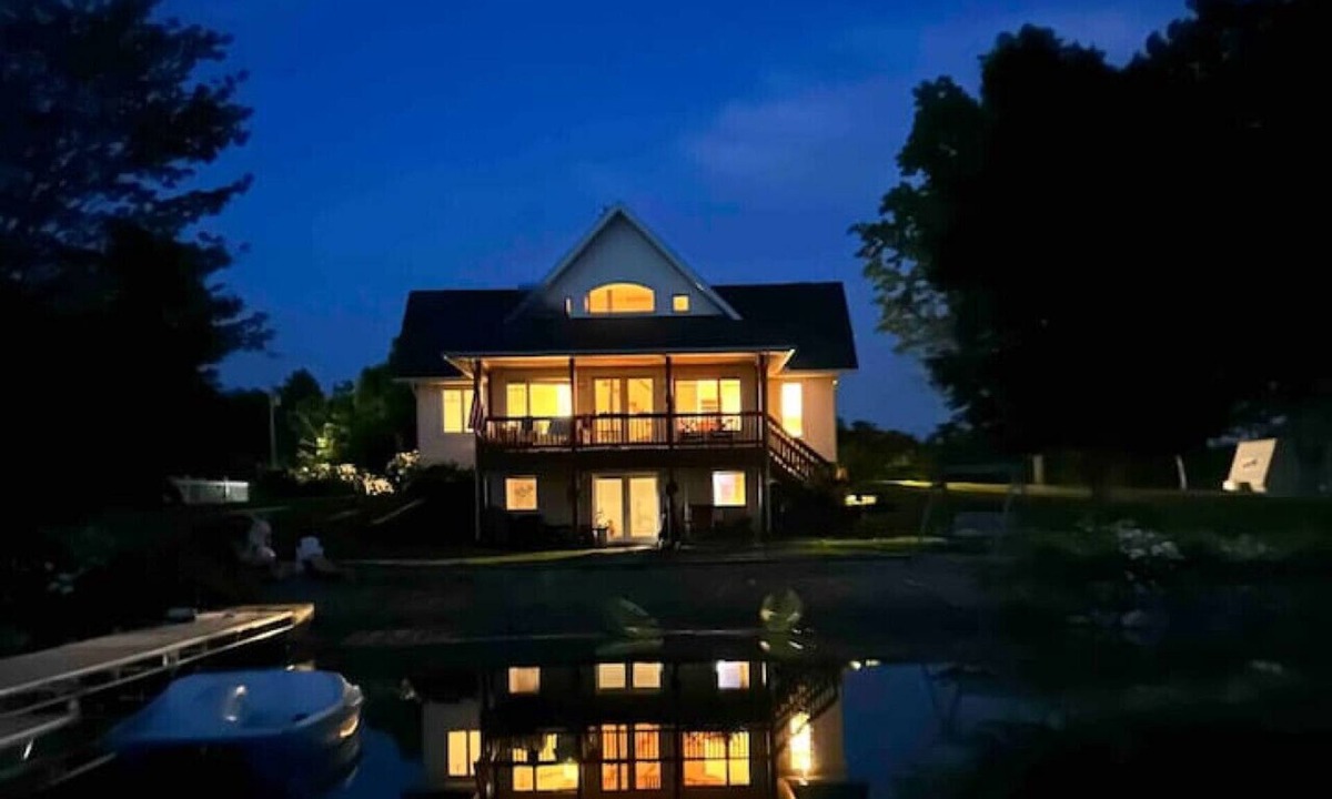 Lake Cottage | 336) Lake house with lake toys!