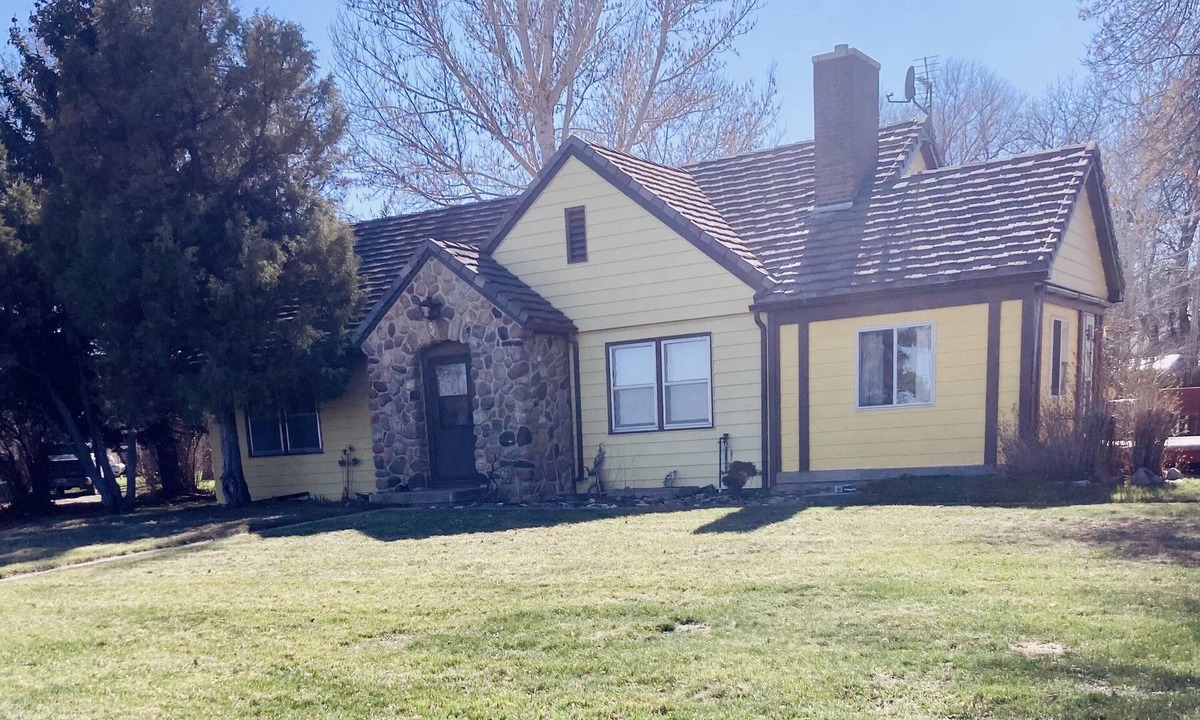 Nashua House | 3BDRM Home in Historic Fort Peck, walk to Summer Theatre, Ft. Peck Hotel