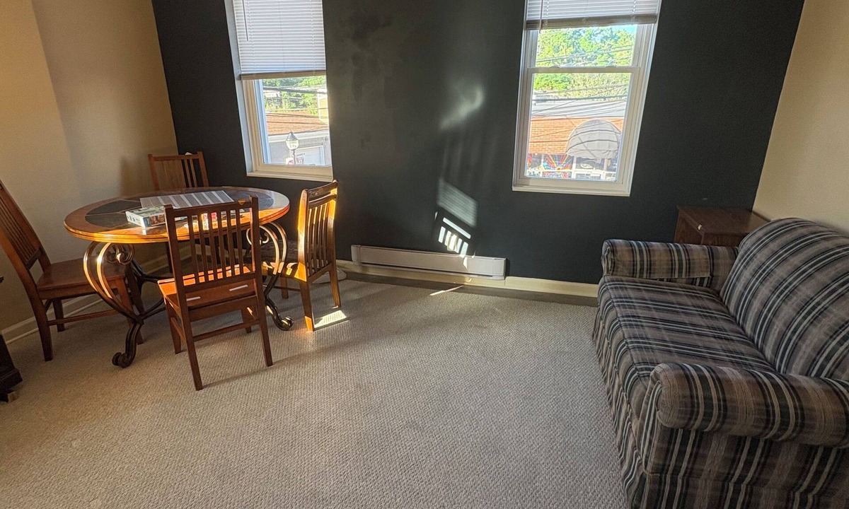 Castle Shannon Apartment | 3bedroom apartment in Pittsburgh!Right on the trolley line 10mins from downtown