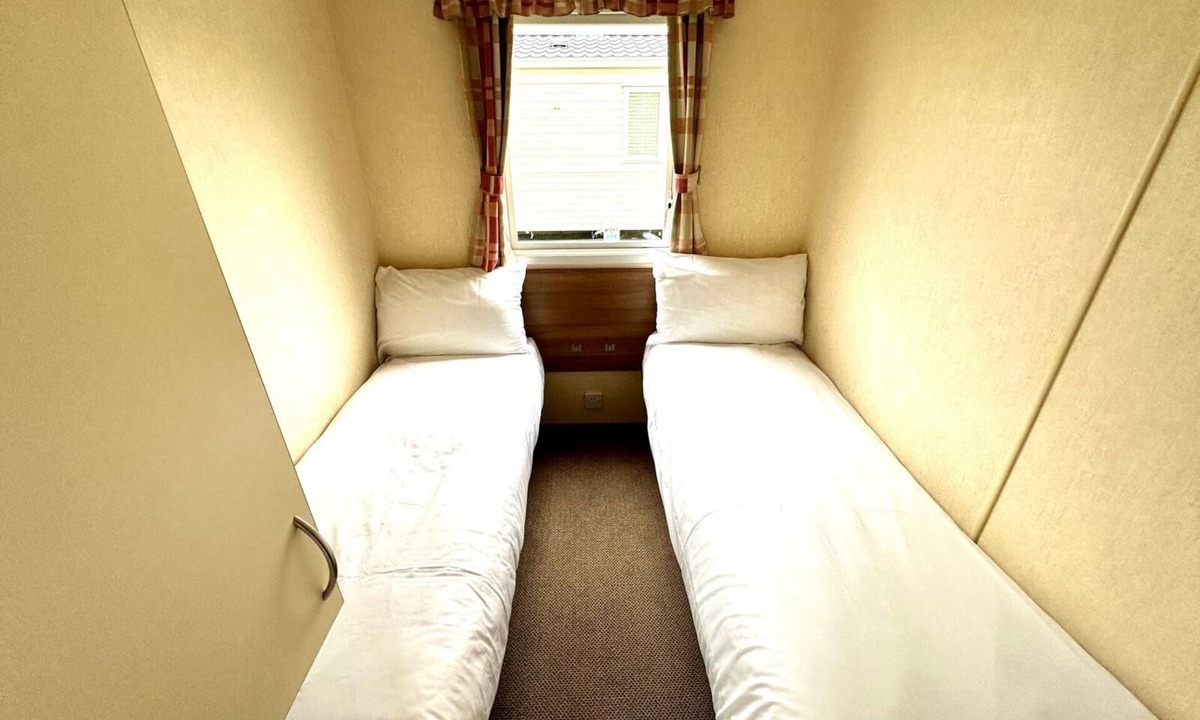 Whitley Bay House | 3bedroom caravan, few minutes walk from the beach, enjoy a night or two