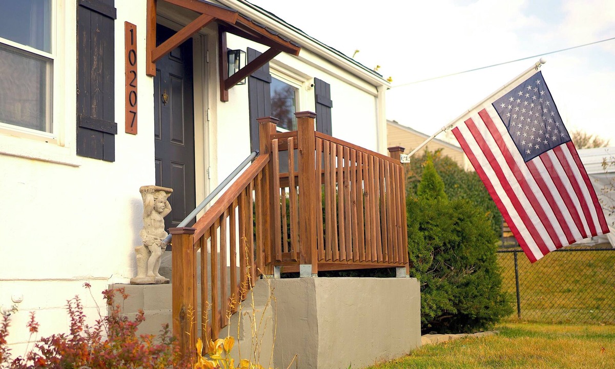 Overland House | 3BR Furnished House w/Office & Gym – Close to St. Louis Hospitals