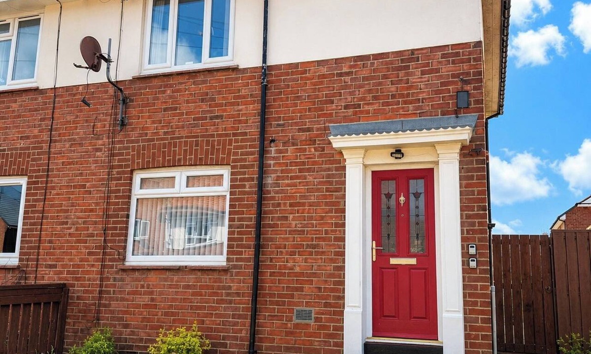 Sunderland House | 3BR Hastings House | Contractor Friendly