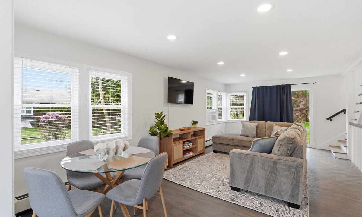 Warren House | 3BR Touisset Retreat | Porch & Al Fresco Deck