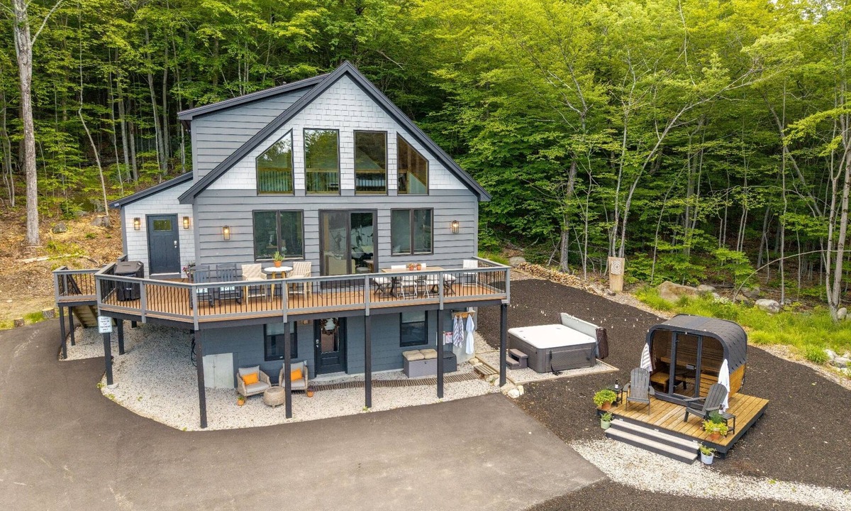 Sunday River Area House | 3mi Sunday River-swimming -Castle Lodge-Hot Tub-Sauna-Pond -EV Charger-14 pple