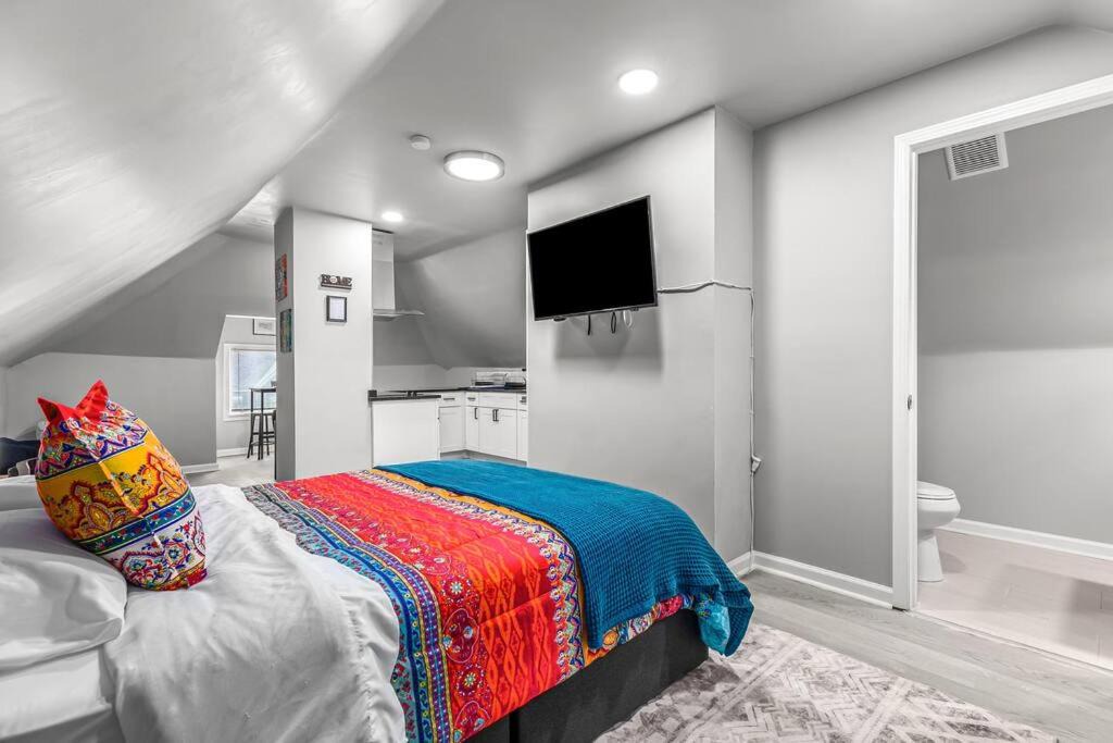 Detroit Apartment | 3rd Story Loft next to West Village Free Parking