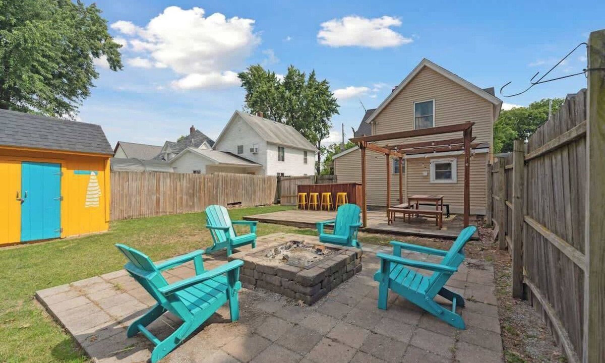 Lansing House | 4 BR I 2 BA Lansing Home