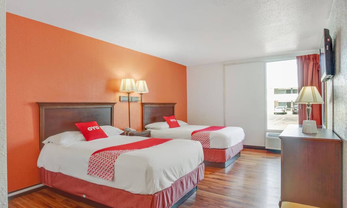 Muskegon Heights Hotel | 4 Clean, Homey Rooms Near Michigan’s Adventure and Dog-Friendly Areas