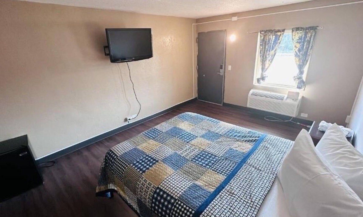 Fort Wayne Hotel | 4 Private Spaces with Queen Bed, Ideal for Solo Travelers in Fort Wayne