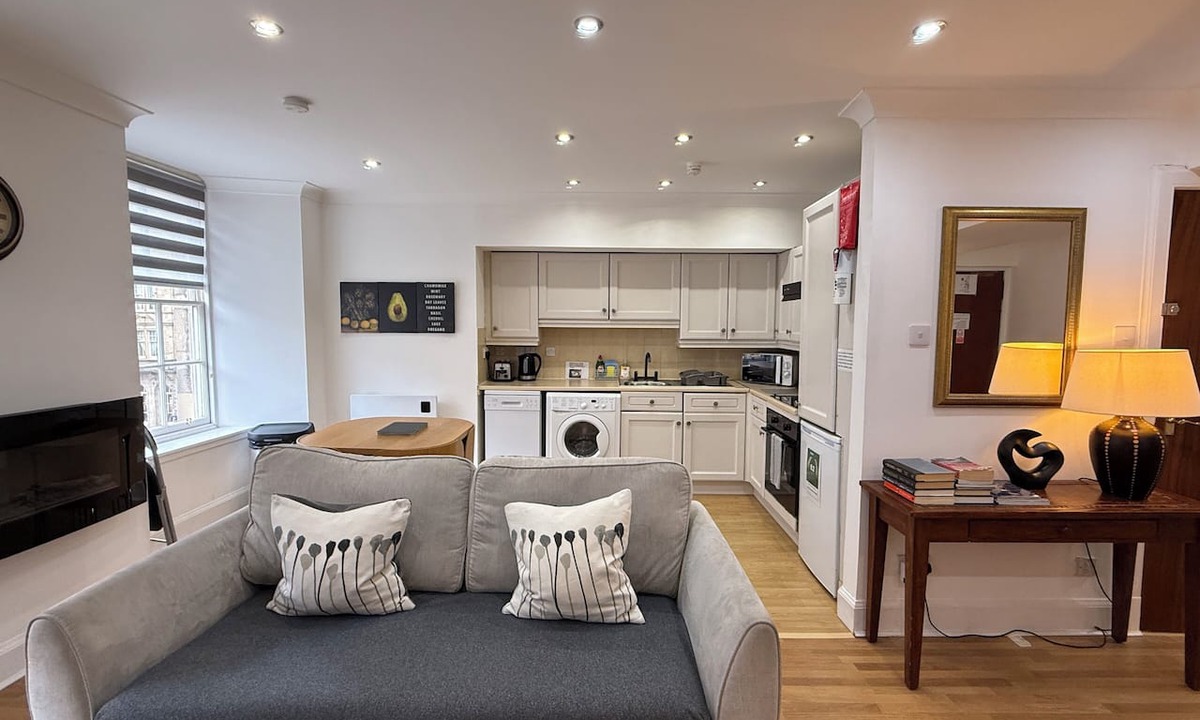 Old Town Apartment | 4 Royal Mile flat near Edinburgh Castle