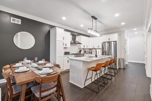 Shadyside House | 4 Story Home with 3 King Beds and cozy backyard