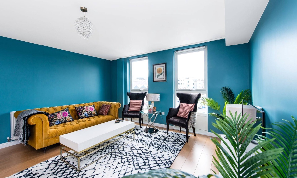 Bonnington Cottage | 48 Annandale Street - Bold, bright child friendly apartment with free parking.
