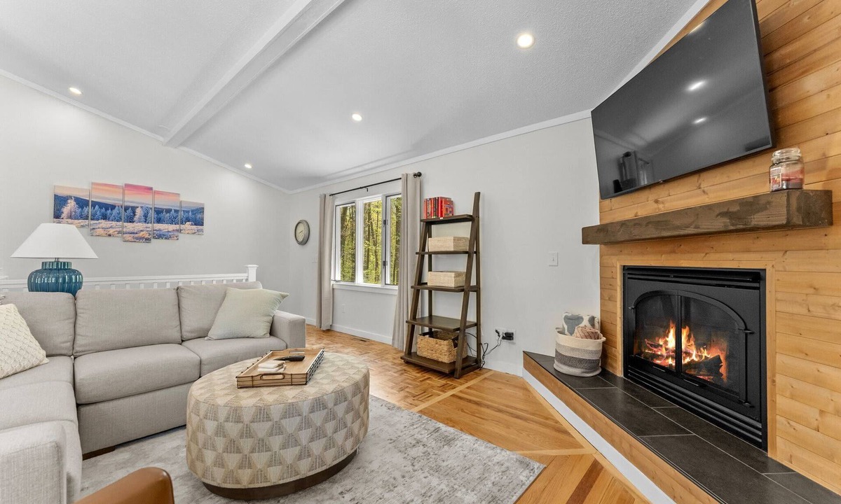 Bellaire House | 4BR | 3 King Beds + Pool, Hot Tub, Sauna access!