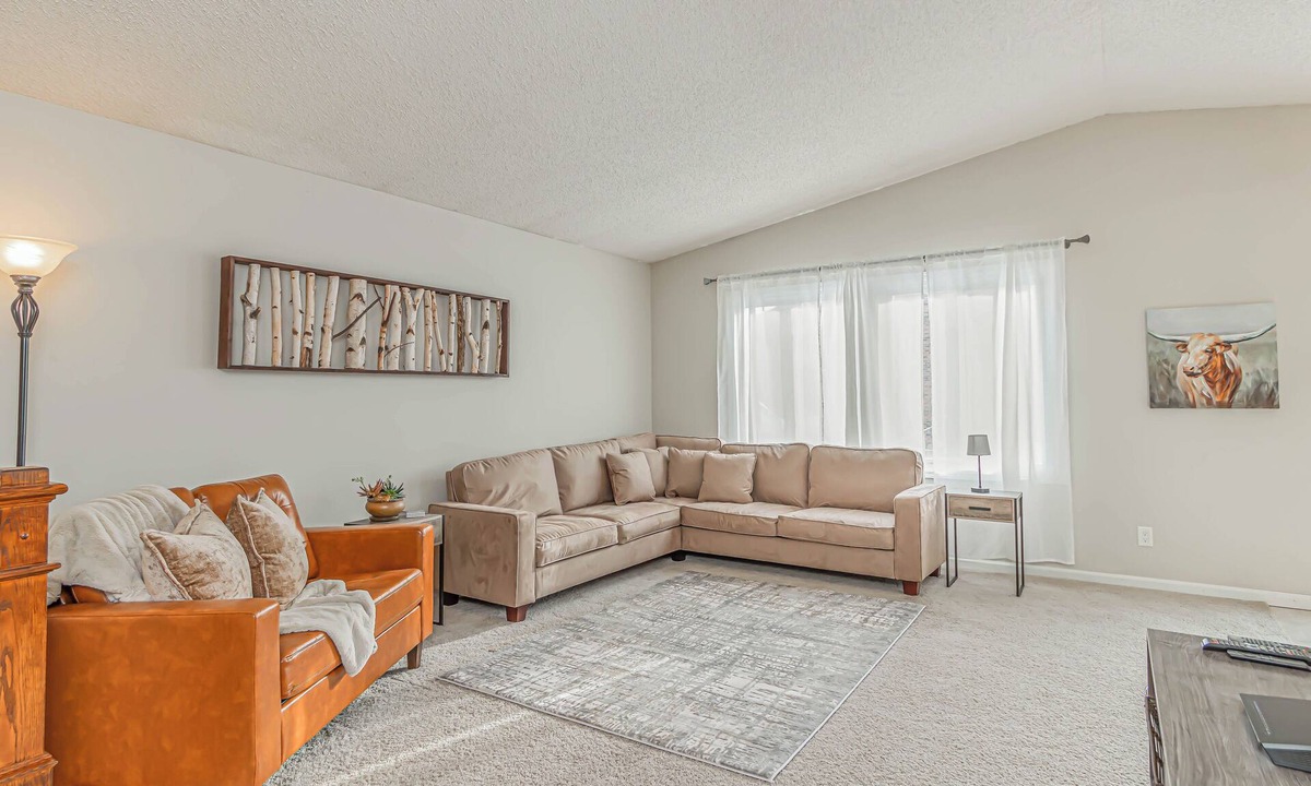 Fargo House | 4BR Fenced Yard I Pack n Play, Garage, Fast WiFi