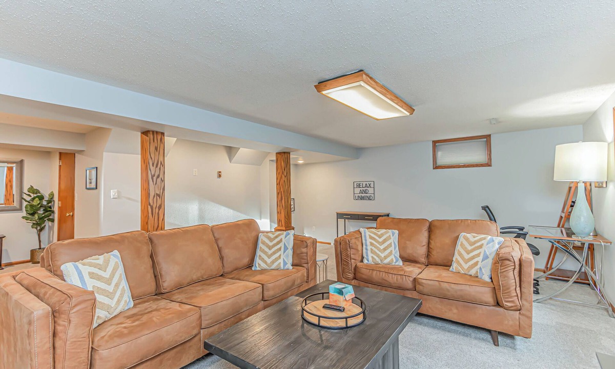 Fargo House | 4BR I 5 mins to NDSU, King, Pack n play, Backyard