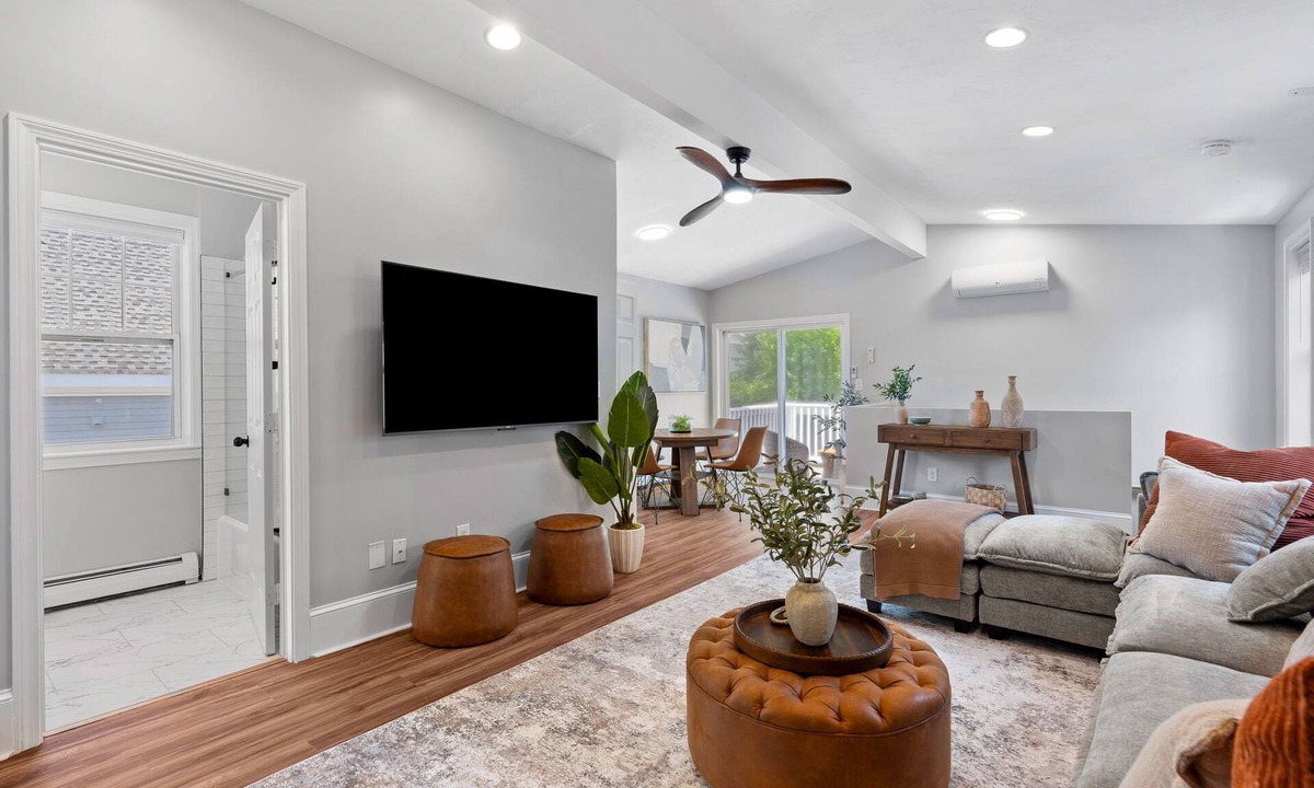 Salem House | 4BR Retreat King Bed Walk or Ride to Downtown Salem Free Parking & Laundry