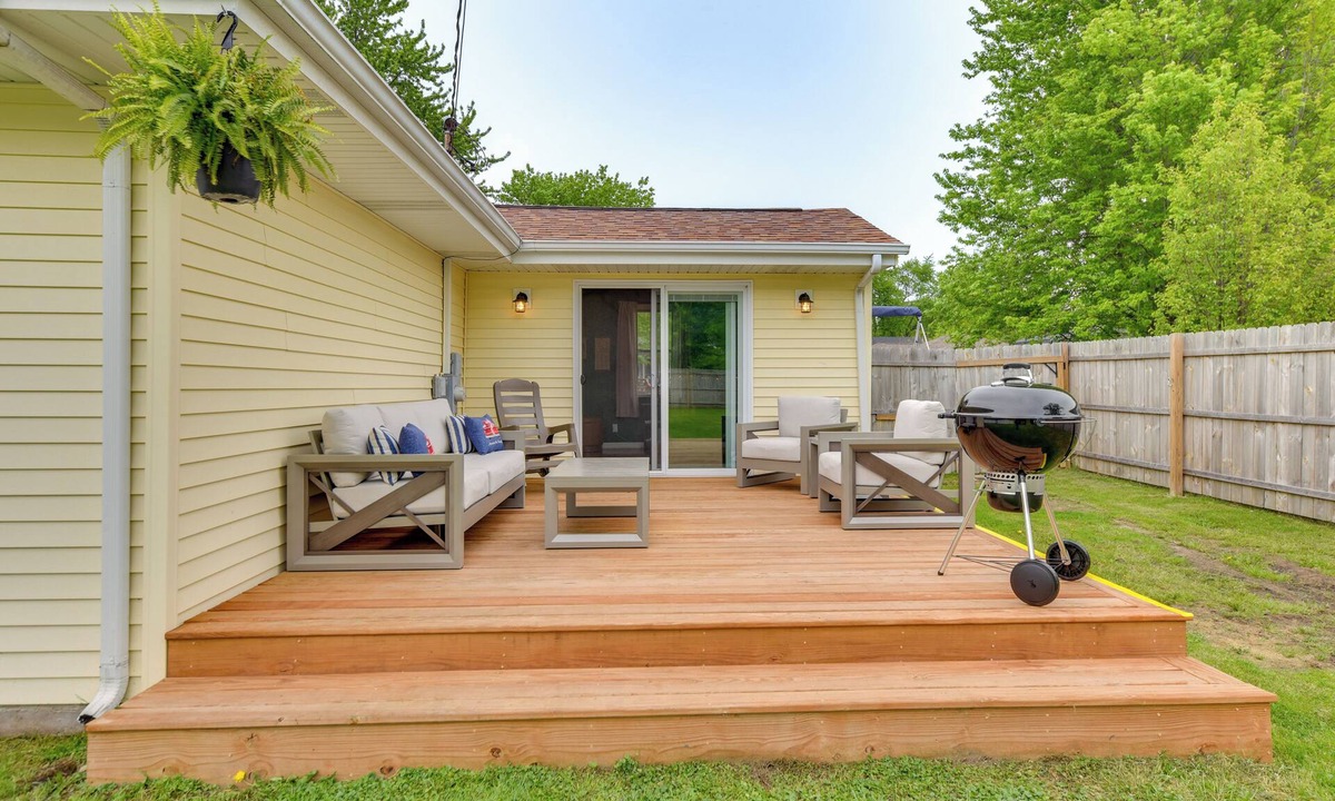 Twin Lakes House | 5 Houses to Elizabeth Lake! Family Getaway w/Yard