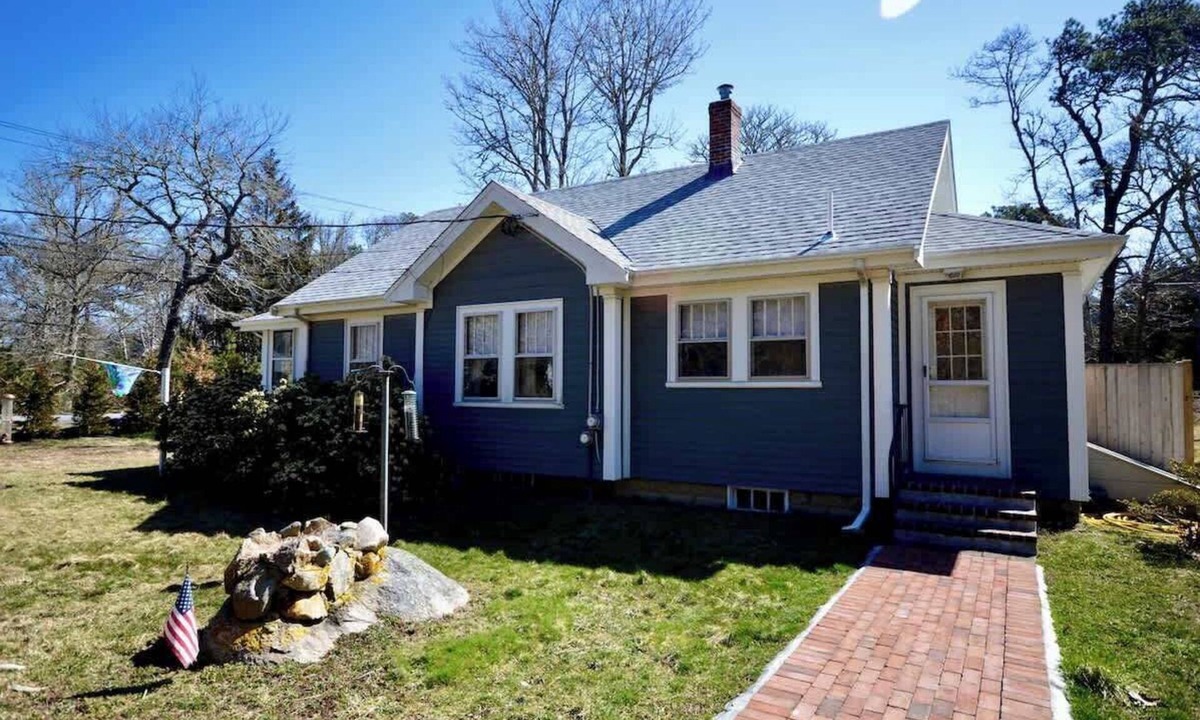 Brewster Cottage | 5 min to Breakwater Beach & Bike Trail