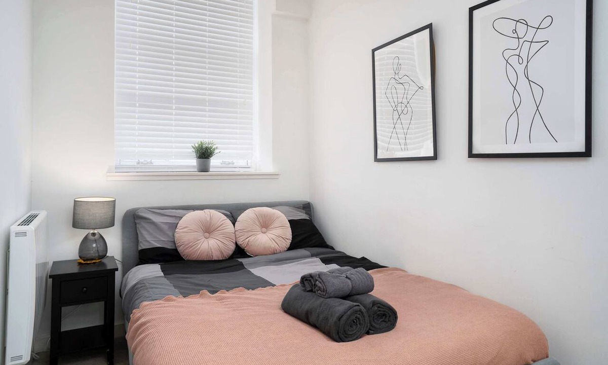 Old Town Apartment | 5 mins Walk to Royal Mile & Castle - Wi-Fi - 2BR