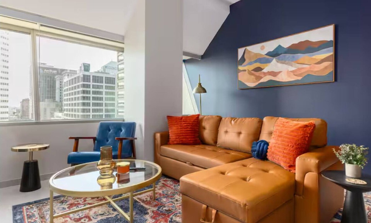 Downtown Cleveland Apartment | 5 minutes to Games with Free Parkin, Gym and Lake View Luxury Stay
