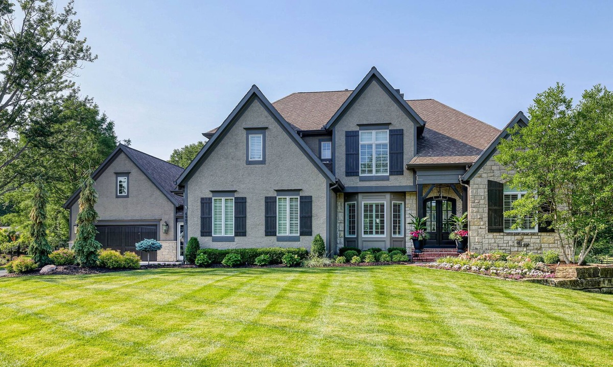 Leawood House | 5 star luxury estate, pool and spa, private location, monthly rental.