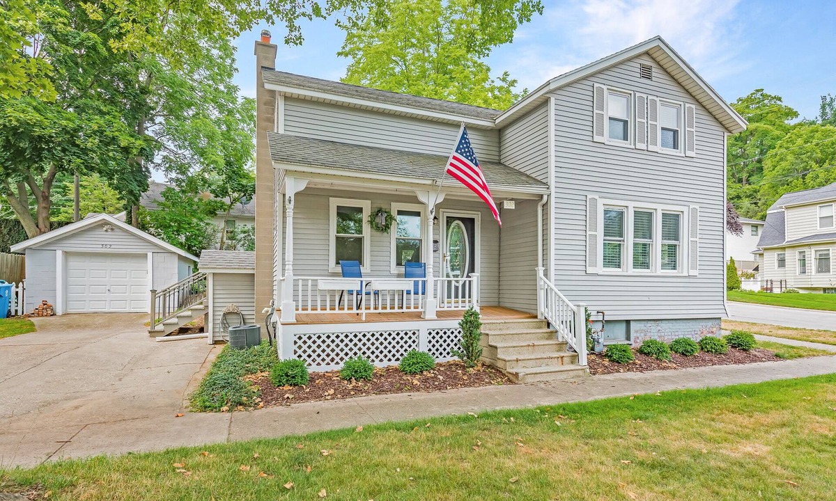 Grand Haven House | 5-Star Reviews, Remodeled & Centrally Located! One Of The Best Properties In GH!