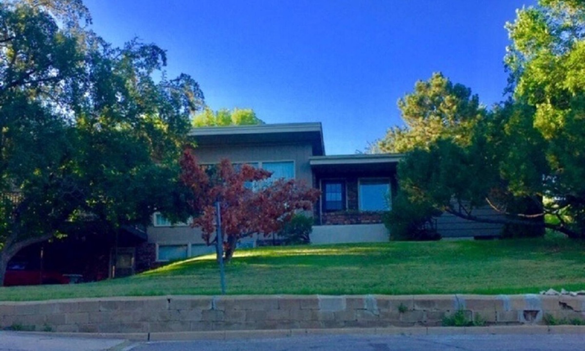 Minot House | 50's vintage custom built family home