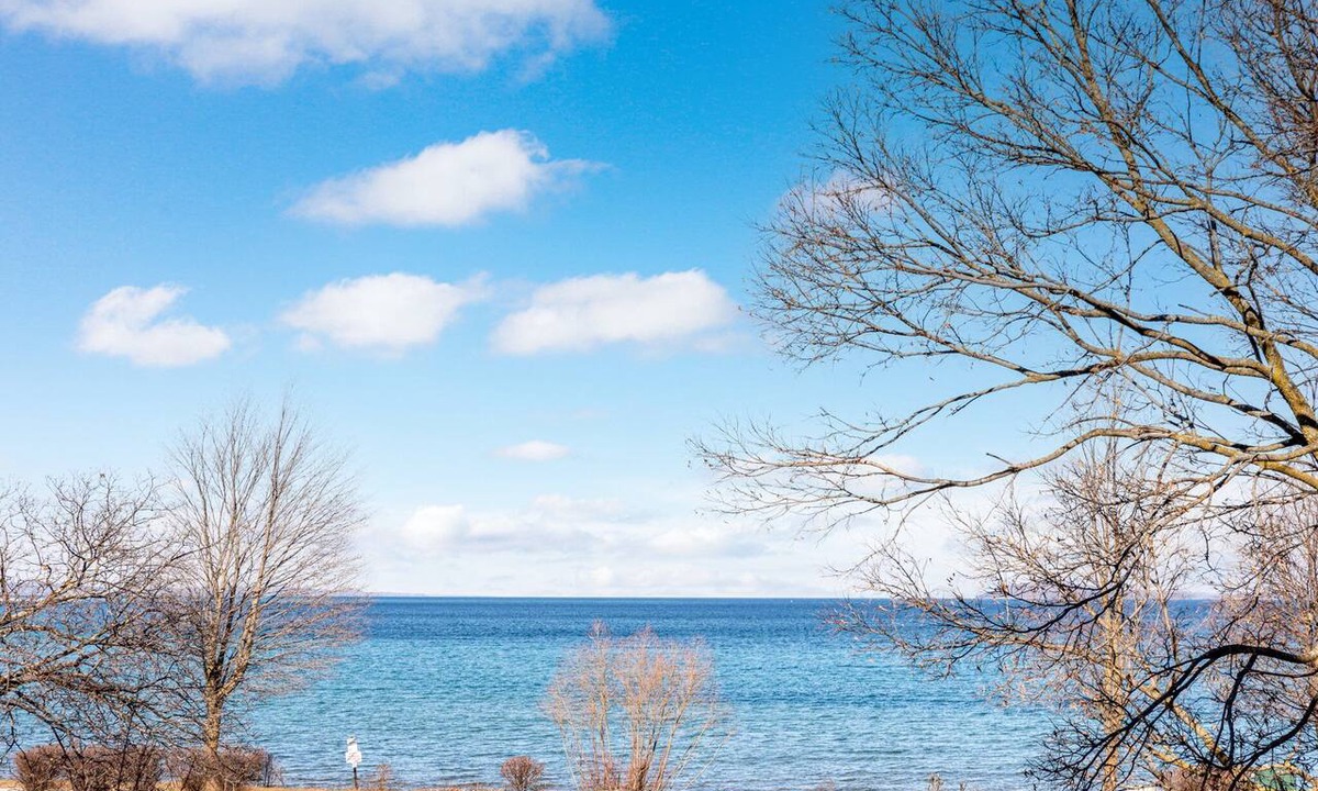 Traverse City Condo | 🌆 539 Bay St Downtown Lakeview Condo | 102W - Waterfront, Free Parking, Moments from festival grounds